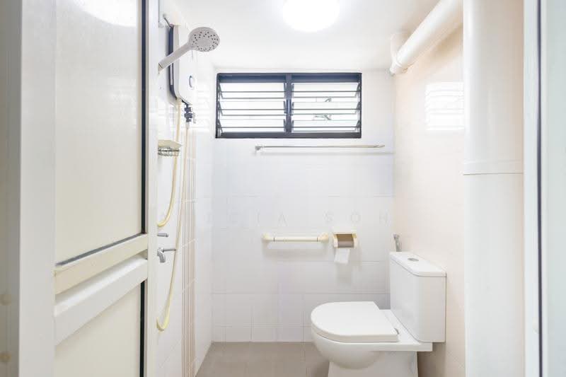 407 Pandan Gardens, 407 Pandan Gardens, Boon Lay / Jurong / Tuas, 3 Bedrooms, 1,119 sqft, HDB Flat For Sale, by Alicia Soh, 500265278 - Bathroom - PropertyGuru.com.sg