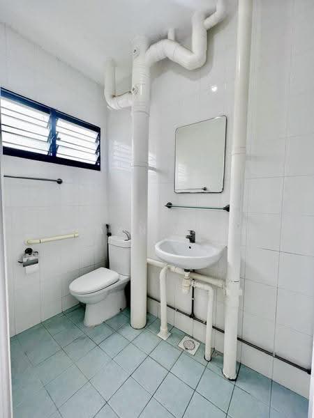 524 Hougang Avenue 6, 524 Hougang Avenue 6, Hougang / Punggol / Sengkang, 3 Bedrooms, 1,130 sqft, HDB Flat For Sale, by Shawn Wong, 500265290 - Bathroom - PropertyGuru.com.sg