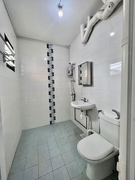 524 Hougang Avenue 6, 524 Hougang Avenue 6, Hougang / Punggol / Sengkang, 3 Bedrooms, 1,130 sqft, HDB Flat For Sale, by Shawn Wong, 500265290 - Bathroom - PropertyGuru.com.sg