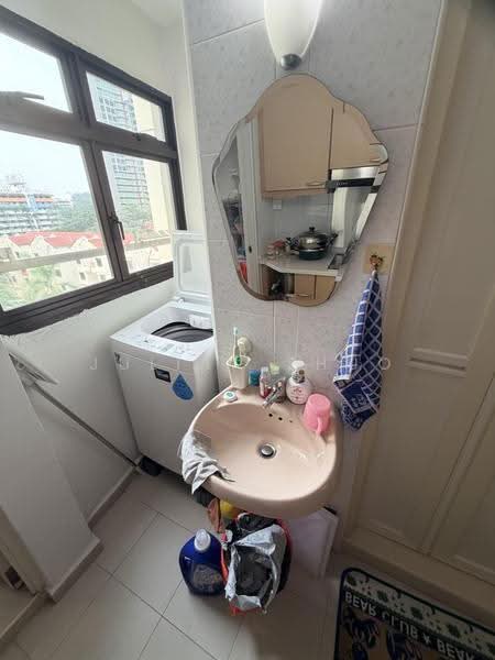 96 Lorong 3 Toa Payoh, 96 Lorong 3 Toa Payoh, Balestier / Toa Payoh, Room Rental, 100 sqft, HDB Flat For Rent, by Julian Zhuo, 500265310 - Bathroom - PropertyGuru.com.sg