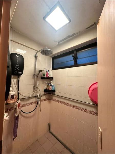 153 Mei Ling Street, 153 Mei Ling Street, Alexandra / Commonwealth, 2 Bedrooms, 720 sqft, HDB Flat For Sale, by Rozana Sahlan, 500265351 - Bathroom - PropertyGuru.com.sg