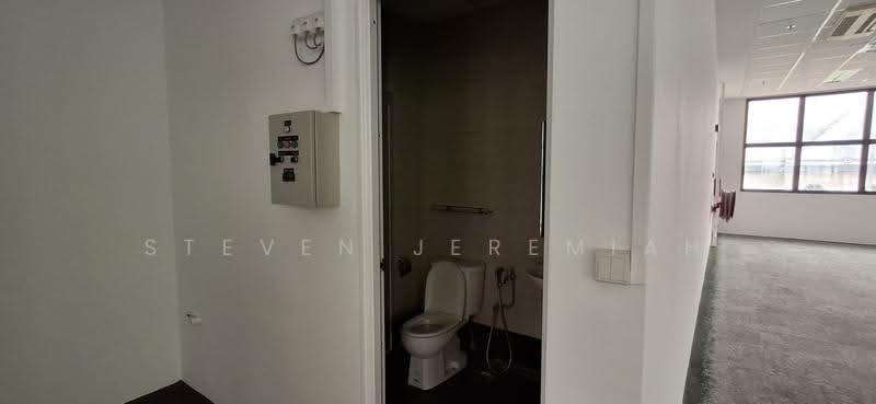 Midview City, 18 Sin Ming Lane, Ang Mo Kio / Bishan / Thomson, 9,009 sqft, Light Industrial (B1) For Sale, by Steven Jeremiah, 500265352 - Bathroom - CommercialGuru.com.sg