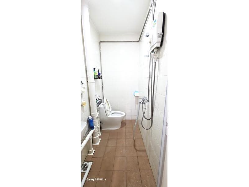 70 Lorong 4 Toa Payoh, 70 Lorong 4 Toa Payoh, Balestier / Toa Payoh, 2 Bedrooms, 689 sqft, HDB Flat For Sale, by Ivan Lim, 500265510 - Bathroom - PropertyGuru.com.sg