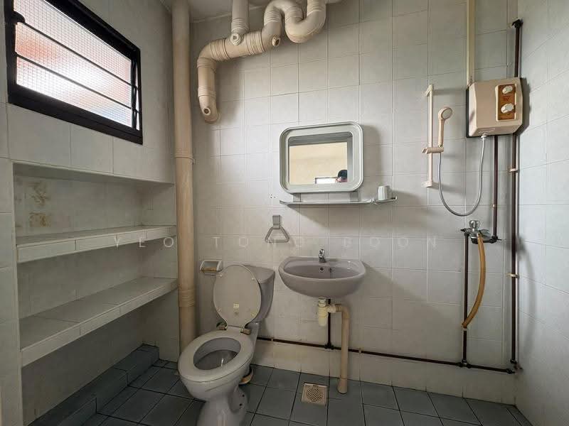 5 Holland Close, 5 Holland Close, Tanglin / Holland / Bukit Timah, 3 Bedrooms, 1,130 sqft, HDB Flat For Sale, by Yeo Tong Boon, 500265540 - Bathroom - PropertyGuru.com.sg