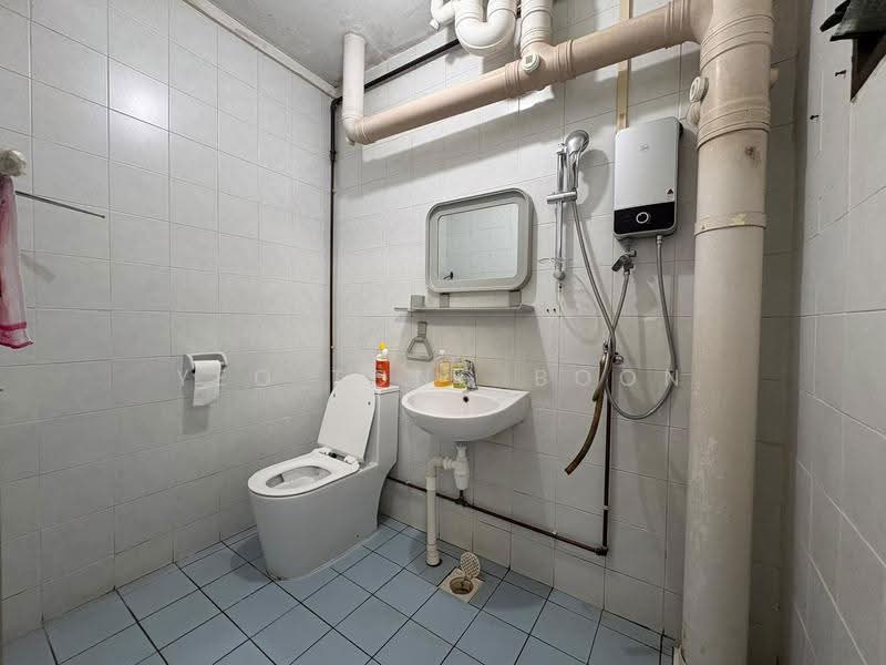 5 Holland Close, 5 Holland Close, Tanglin / Holland / Bukit Timah, 3 Bedrooms, 1,130 sqft, HDB Flat For Sale, by Yeo Tong Boon, 500265540 - Bathroom - PropertyGuru.com.sg