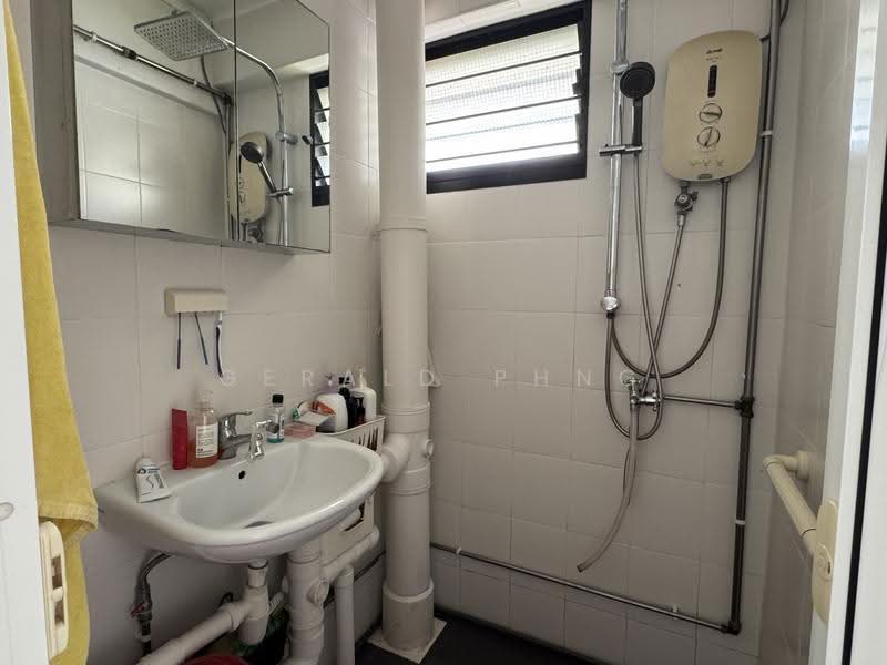 219 Lorong 8 Toa Payoh, 219 Lorong 8 Toa Payoh, Balestier / Toa Payoh, Room Rental, 150 sqft, HDB Flat For Rent, by Gerald Phng, 500265551 - Bathroom - PropertyGuru.com.sg