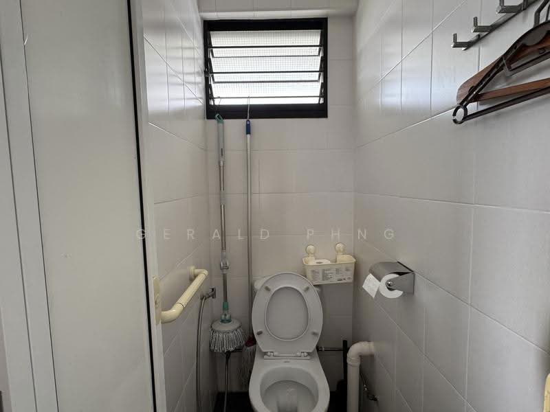 219 Lorong 8 Toa Payoh, 219 Lorong 8 Toa Payoh, Balestier / Toa Payoh, Room Rental, 150 sqft, HDB Flat For Rent, by Gerald Phng, 500265551 - Bathroom - PropertyGuru.com.sg
