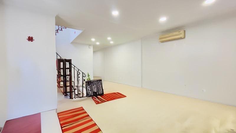 Kembangan mrt freehold 3 storeys move in condition, East Coast / Marine Parade, 7 Bedrooms, 3,477 sqft, Semi-Detached House For Sale, by Laven Loo 吕欣颐, 500265605 - PropertyGuru.com.sg