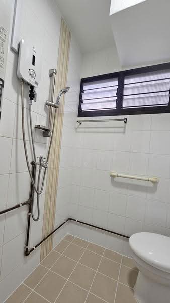 405 Ang Mo Kio Avenue 10, 405 Ang Mo Kio Avenue 10, Ang Mo Kio / Bishan / Thomson, 2 Bedrooms, 721 sqft, HDB Flat For Sale, by Antony Robertson, 500265653 - Bathroom - PropertyGuru.com.sg