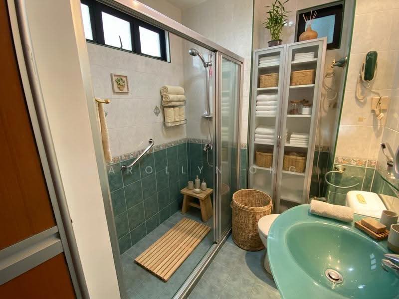 Novena MRT Apt - Freehold under $1700 psf, Balestier / Toa Payoh, 3 Bedrooms, 1,216 sqft, Apartment For Sale, by Carollyn Ong, 500265679 - Master Bath - PropertyGuru.com.sg