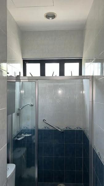 Novena MRT Apt - Freehold under $1700 psf, Balestier / Toa Payoh, 3 Bedrooms, 1,216 sqft, Apartment For Sale, by Carollyn Ong, 500265679 - Common Bath (vacant) - PropertyGuru.com.sg