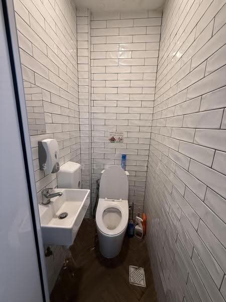 Outram Road, Outram road/ Tiong Bahru road/ Seng Poh Road, Alexandra / Commonwealth, 1,529 sqft, Shop / Shophouse For Rent, by Shirley Tan, 500265744 - Bathroom - CommercialGuru.com.sg