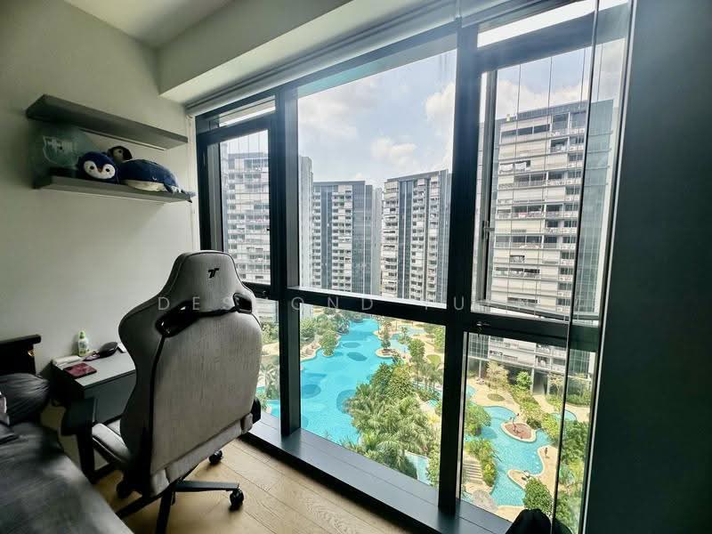 The Florence Residences, 97 Hougang Avenue 2, Hougang / Punggol / Sengkang, 5 Bedrooms, 1,668 sqft, Condominium For Sale, by Desmond Yuen, 500265794 - Bedroom with pool view - PropertyGuru.com.sg