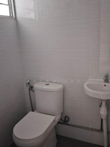 157 Ang Mo Kio Avenue 4, 157 Ang Mo Kio Avenue 4, Ang Mo Kio / Bishan / Thomson, 2 Bedrooms, 700 sqft, HDB Flat For Rent, by Allan Lee, 500265802 - Bathroom - PropertyGuru.com.sg