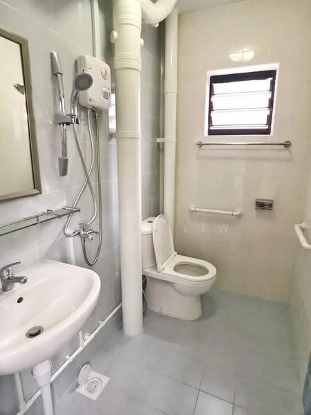 835 Woodlands Street 83, 835 Woodlands Street 83, Admiralty / Woodlands, 4 Bedrooms, 1,582 sqft, HDB Flat For Sale, by Garry Lew, 500265811 - Bathroom - PropertyGuru.com.sg