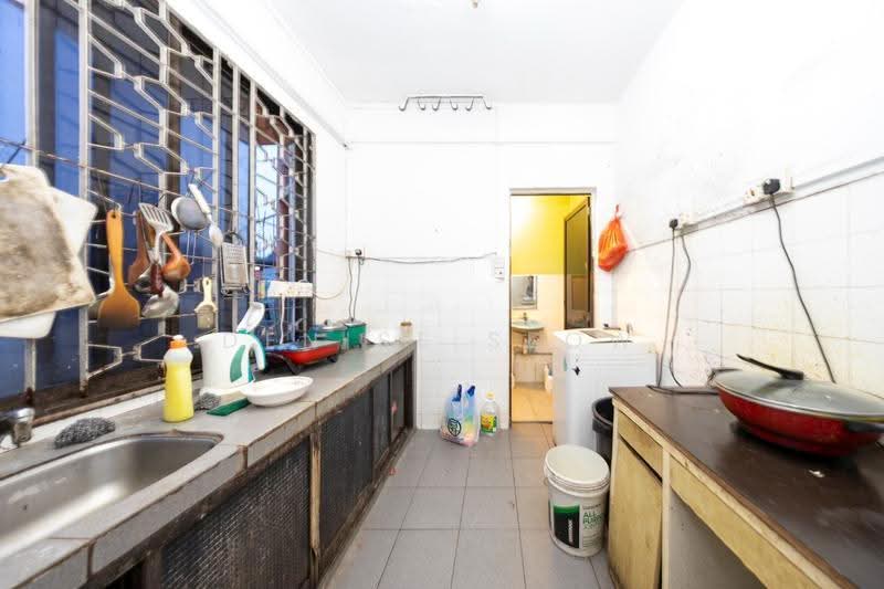 1016 upper Serangoon road, upper serangoon road, Hougang / Punggol / Sengkang, 4 Bedrooms, 1,010 sqft, Walk-up Apartment For Sale, by Denise Seow, 500265837 - Kitchen - PropertyGuru.com.sg