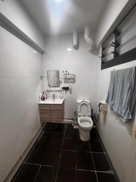 518 Jurong West Street 52, 518 Jurong West Street 52, Boon Lay / Jurong / Tuas, 2 Bedrooms, 796 sqft, HDB Flat For Sale, by Wendy Pang, 500265844 - Bathroom - PropertyGuru.com.sg