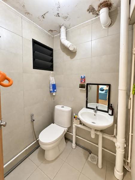 607 Ang Mo Kio Avenue 4, 607 Ang Mo Kio Avenue 4, Ang Mo Kio / Bishan / Thomson, 2 Bedrooms, 732 sqft, HDB Flat For Sale, by Adam K, 500265856 - Bathroom - PropertyGuru.com.sg