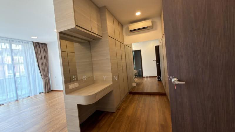 Sembawang Springs Estate, Jalan Salang, Sembawang / Yishun, 5 Bedrooms, 2,586 sqft, Semi-Detached House For Rent, by Jesslyn Chow, 500265945 - Master suite’s walk in wadrobe - PropertyGuru.com.sg