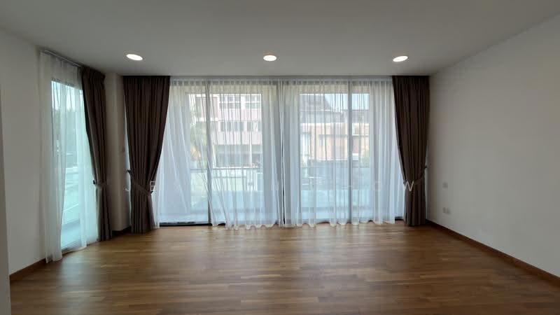 Sembawang Springs Estate, Jalan Salang, Sembawang / Yishun, 5 Bedrooms, 2,586 sqft, Semi-Detached House For Rent, by Jesslyn Chow, 500265945 - Master Suite with balcony - PropertyGuru.com.sg