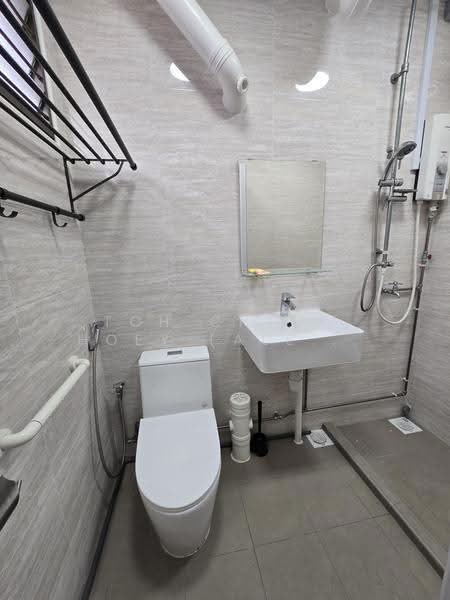 165 Simei Road, 165 Simei Road, Pasir Ris / Tampines, 3 Bedrooms, 1,313 sqft, HDB Flat For Sale, by Toh Cheng Hoey (Alex Toh), 500266027 - Bathroom - PropertyGuru.com.sg