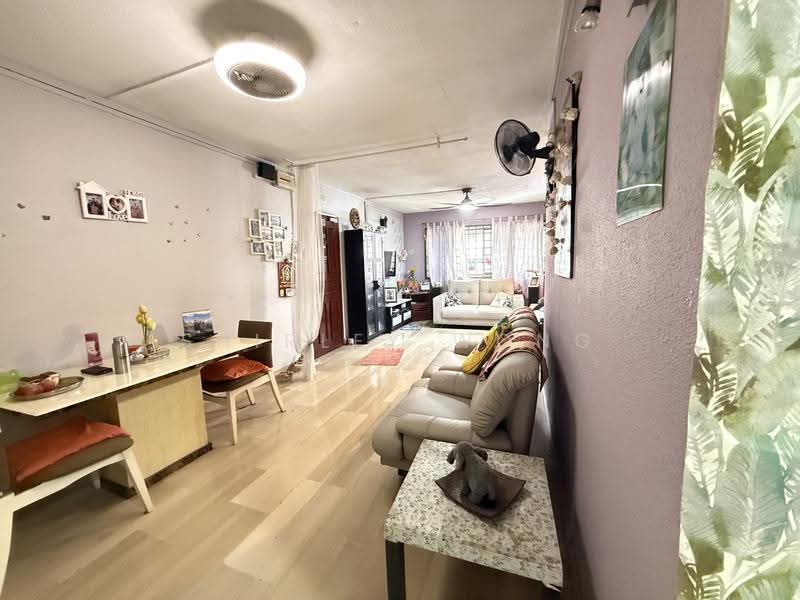 546 Jurong West Street 42, 546 Jurong West Street 42, Boon Lay / Jurong / Tuas, 3 Bedrooms, 1,119 sqft, HDB Flat For Sale, by Shirley Wong, 500266034 - Living Room - PropertyGuru.com.sg