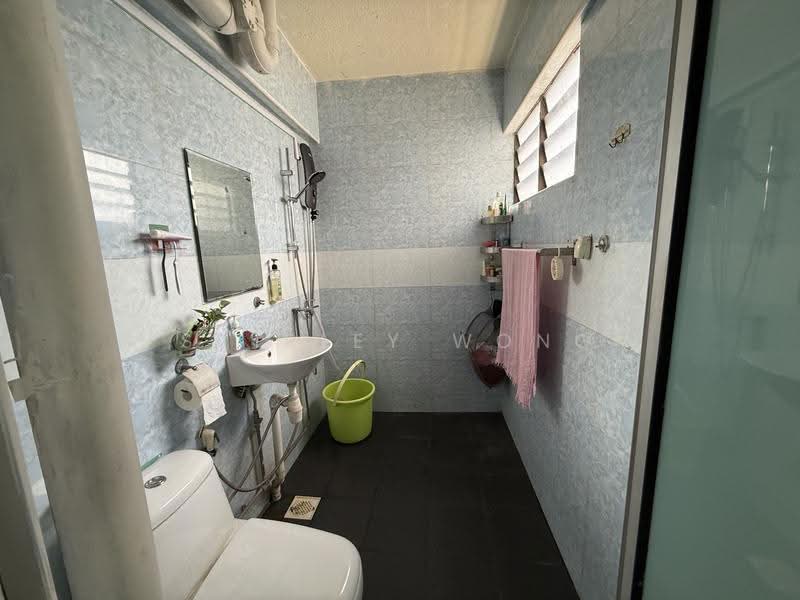 546 Jurong West Street 42, 546 Jurong West Street 42, Boon Lay / Jurong / Tuas, 3 Bedrooms, 1,119 sqft, HDB Flat For Sale, by Shirley Wong, 500266034 - Bathroom - PropertyGuru.com.sg
