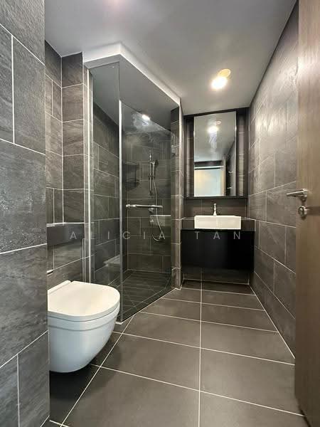 Affinity At Serangoon, Hougang / Punggol / Sengkang, 2 Bedrooms, 732 sqft, Condominium For Sale, by Alicia Tan, 500266054 - Bathroom - PropertyGuru.com.sg