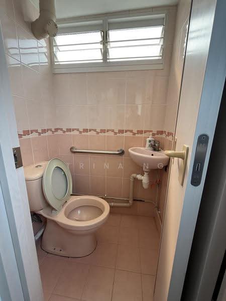 8 Holland Avenue, 8 Holland Avenue, Tanglin / Holland / Bukit Timah, 2 Bedrooms, 721 sqft, HDB Flat For Sale, by Petrina Ngo, 500266080 - Bathroom - PropertyGuru.com.sg