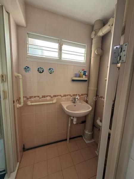 8 Holland Avenue, 8 Holland Avenue, Tanglin / Holland / Bukit Timah, 2 Bedrooms, 721 sqft, HDB Flat For Sale, by Petrina Ngo, 500266080 - Bathroom - PropertyGuru.com.sg