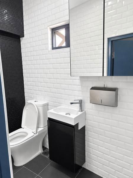 Fitted Shophouse Office at Amoy Street Near Telok Ayer MRT, Amoy St / Telok Ayer St, Boat Quay / Raffles Place / Marina, 1,000 sqft, Shop / Shophouse For Rent, by Perry Siow, 500266112 - Bathroom - CommercialGuru.com.sg