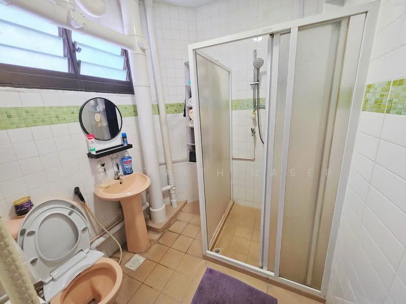 331 Jurong East Avenue 1, 331 Jurong East Avenue 1, Boon Lay / Jurong / Tuas, 4 Bedrooms, 1,410 sqft, HDB Flat For Sale, by Rozi Faith Naser, 500266118 - Bathroom 1 - PropertyGuru.com.sg