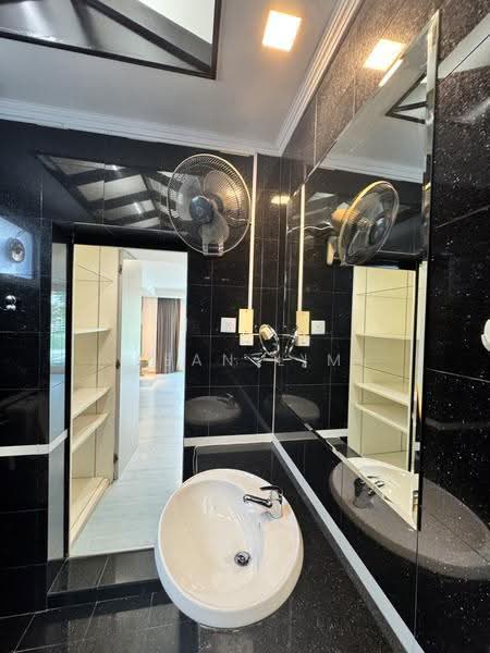 Rare Huge Semi Detached Unblocked View, Eunos / Geylang / Paya Lebar, 6 Bedrooms, 6,000 sqft, Semi-Detached House For Sale, by Jean Lim, 500266180 - Bathroom - PropertyGuru.com.sg