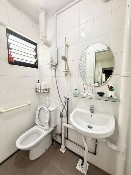 535 Ang Mo Kio Avenue 5, 535 Ang Mo Kio Avenue 5, Ang Mo Kio / Bishan / Thomson, 2 Bedrooms, 721 sqft, HDB Flat For Sale, by Dylan Lee, 500266214 - Bathroom - PropertyGuru.com.sg