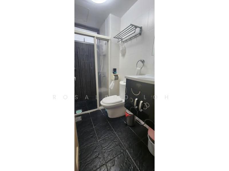 Emerald Park, 2 Indus Road, Alexandra / Commonwealth, Room Rental, 124 sqft, Condominium For Rent, by Rosalind Loh, 500266217 - Bathroom - PropertyGuru.com.sg