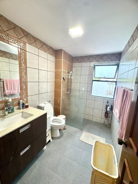 Eastwood drive, Bedok/Changi/Eastwood/Eastwood drive/Eastcoast, Bedok / Upper East Coast, 6 Bedrooms, 4,500 sqft, Semi-Detached House For Sale, by Jared Foo, 500266280 - Bathroom - PropertyGuru.com.sg