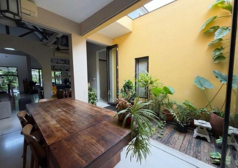 Landed7772 D08 Rare Single Storey Corner Terrace @ Cambridge/Farr Estate, Cambridge Road, Carlisle Road, Truro Road, Hertford Road, Bristol Road, Farrer Park / Serangoon Rd, 2 Bedrooms, 1,800 sqft, Corner Terrace For Sale, by Toh Kwang Yong Daniel, 500266284 - Dining Room - PropertyGuru.com.sg
