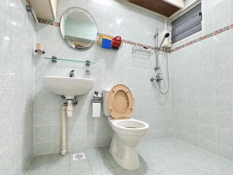 395 Bukit Batok West Avenue 5, 395 Bukit Batok West Avenue 5, Dairy Farm / Bukit Panjang / Choa Chu Kang, 3 Bedrooms, 990 sqft, HDB Flat For Sale, by Jerry Chen, 500266285 - Bathroom - PropertyGuru.com.sg