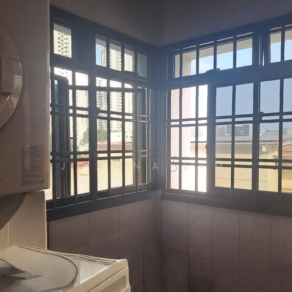 181 Stirling Road, 181 Stirling Road, Alexandra / Commonwealth, 3 Bedrooms, 1,033 sqft, HDB Flat For Sale, by Joanna Lim, 500266308 - Kitchen windows - PropertyGuru.com.sg