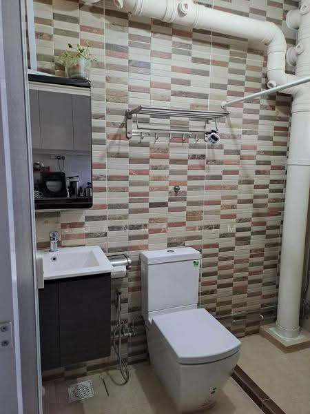 181 Stirling Road, 181 Stirling Road, Alexandra / Commonwealth, 3 Bedrooms, 1,033 sqft, HDB Flat For Sale, by Joanna Lim, 500266308 - Common Bathroom - PropertyGuru.com.sg