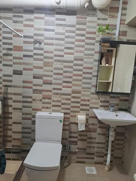 181 Stirling Road, 181 Stirling Road, Alexandra / Commonwealth, 3 Bedrooms, 1,033 sqft, HDB Flat For Sale, by Joanna Lim, 500266308 - Bathroom - PropertyGuru.com.sg