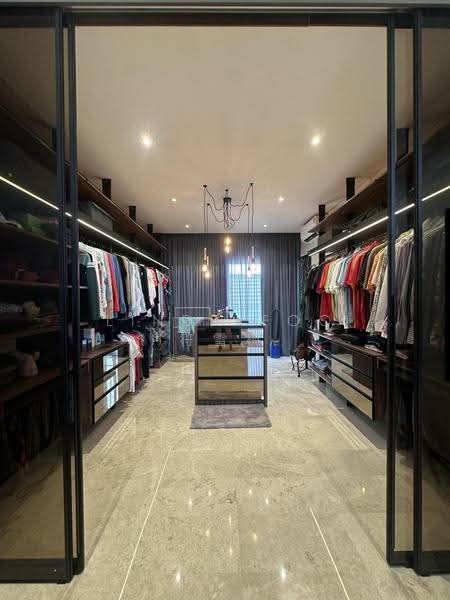 Newly built Serangoon Gardens 6 beds 6 baths, Hougang / Punggol / Sengkang, 6 Bedrooms, 5,800 sqft, Terraced House For Rent, by Linda Foo 符雪梅, 500266313 - Celebrity Walk in Wardrobe in Master Bed - PropertyGuru.com.sg