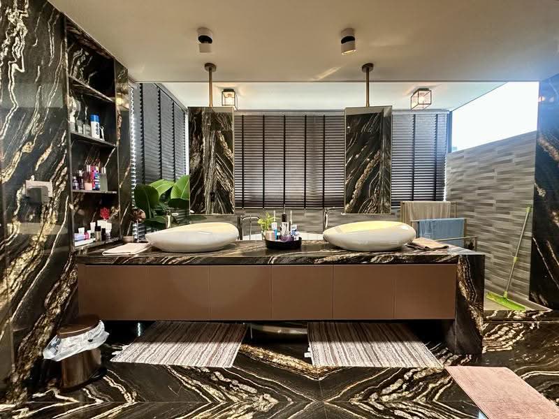 Newly built Serangoon Gardens 6 beds 6 baths, Hougang / Punggol / Sengkang, 6 Bedrooms, 5,800 sqft, Terraced House For Rent, by Linda Foo 符雪梅, 500266313 - Master Bathroom - PropertyGuru.com.sg