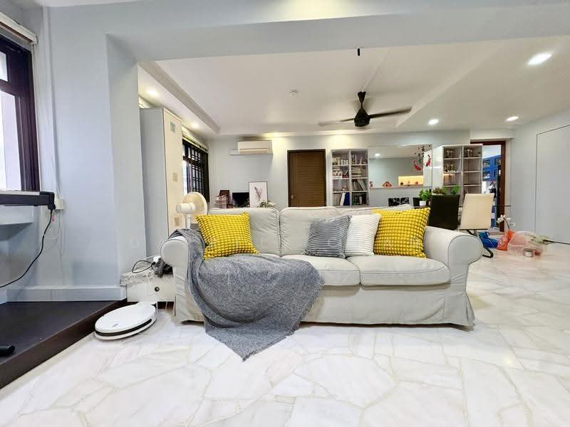 192 Bukit Batok West Avenue 6, 192 Bukit Batok West Avenue 6, Dairy Farm / Bukit Panjang / Choa Chu Kang, 3 Bedrooms, 1,292 sqft, HDB Flat For Sale, by Darrell Chan, 500266325 - Living Room - PropertyGuru.com.sg