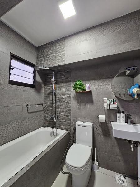 635 Jurong West Street 65, 635 Jurong West Street 65, Boon Lay / Jurong / Tuas, 3 Bedrooms, 1,184 sqft, HDB Flat For Sale, by Siti Hasyimah Hassan, 500266353 - Bathroom - PropertyGuru.com.sg
