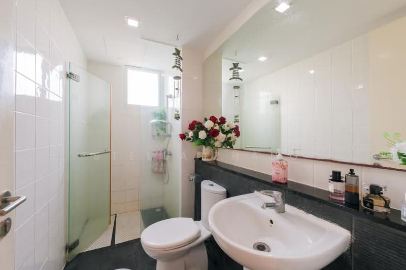 Edelweiss Park Condo, 96 Flora Road, Changi Airport / Changi Village, 3 Bedrooms, 1,335 sqft, Condominium For Sale, by Stella Zhang, 500266357 - Common Bathroom - PropertyGuru.com.sg