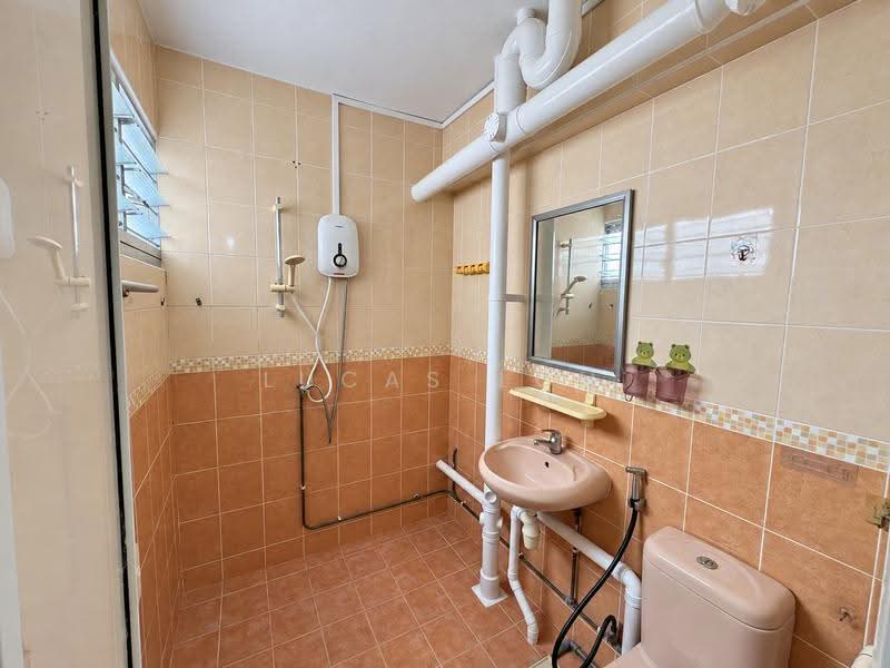 554 Jurong West Street 42, 554 Jurong West Street 42, Boon Lay / Jurong / Tuas, 3 Bedrooms, 1,120 sqft, HDB Flat For Rent, by Lucas Loh, 500266361 - Bathroom - PropertyGuru.com.sg