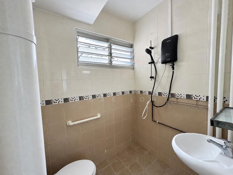 554 Jurong West Street 42, 554 Jurong West Street 42, Boon Lay / Jurong / Tuas, 3 Bedrooms, 1,120 sqft, HDB Flat For Rent, by Lucas Loh, 500266361 - Bathroom - PropertyGuru.com.sg