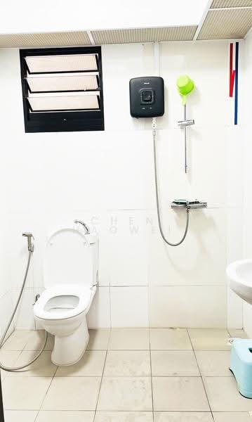 464B Bukit Batok West Avenue 8, 464B Bukit Batok West Avenue 8, Dairy Farm / Bukit Panjang / Choa Chu Kang, 2 Bedrooms, 732 sqft, HDB Flat For Sale, by Chen Haowei, 500266383 - Bathroom - PropertyGuru.com.sg