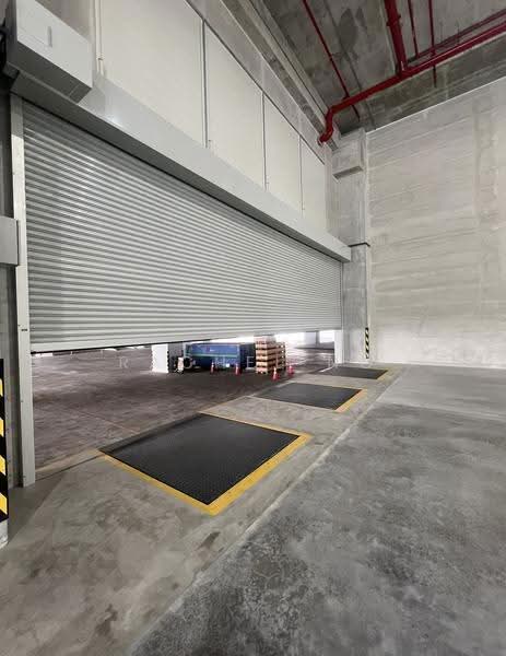 Pioneer | ramp up | exclusive loading bays | high ceiling | near mrt | containers ok, Pioneer road, Boon Lay / Jurong / Tuas, 38,000 sqft, Warehouse For Rent, by Rachel ng, 500266416 - Exterior - CommercialGuru.com.sg